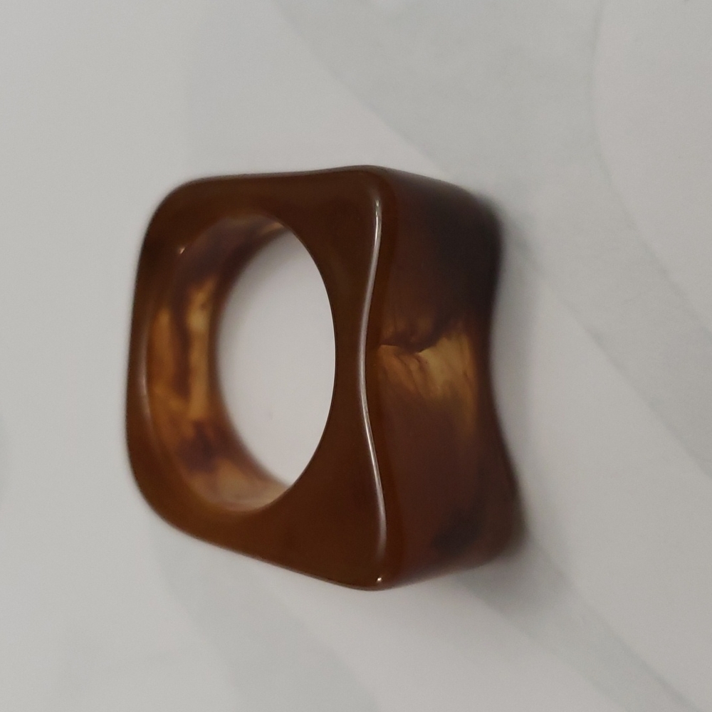 8 Plastic Costume Rings - Picture 5 of 10